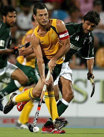 Australia's Jamie Dwyer (L) fights for the ball with Pakistan's Muhammad Saqlain during their Men's Field Hockey World Cup match at the Warsteiner Hockey Park stadium in Moenchengladbach September 13, 2006. Australia won the game 3-0.