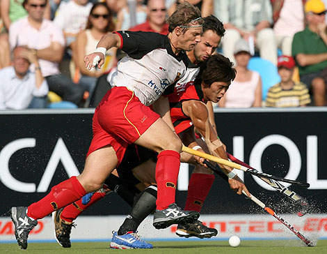 England's James Tindall (L) and Richard Mantell celebrate after scoring against South Africa during their Men's Field Hockey World Cup match at the Warsteiner Hockey Park stadium in Moenchengladbach September 13, 2006.