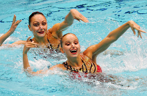Russia's Anastasia Ermakova (R) and Anastasia Davydova perform their duet technical routine at the FINA Synchronised Swimming World Cup in Yokohama, Japan September 16, 2006.