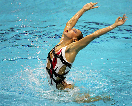 Russia's Natalia Ishchenko performs during the final of the solo free routine at the FINA Synchronised Swimming World Cup in Yokohama, south of Tokyo September 15, 2006. Ishchenko won the solo event in the four-day world cup on Friday.