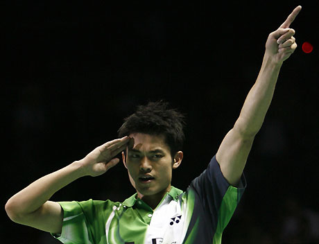 Dan Lin of China salutes as he celebrates his victory over compatriot Chunlai Bao after their men's singles final match at the World Badminton Championships in Madrid September 24, 2006.