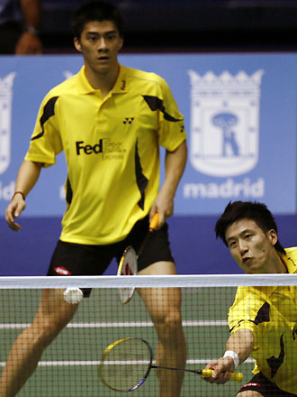 China's Cai Yun (R) returns the shuttlecock during the men's doubles final match against England's Anthony Clark and Robert Blair at the World Badminton Championships in Madrid September 24, 2006. At rear is China's Fu Haifeng.