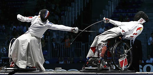 France's Robert Citerne (L) competes with China's Zhang Chong in their men's fencing individual epee final at the World Fencing Championship in Turin October 2, 2006. 