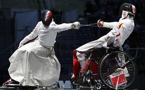 France's Robert Citerne (L) competes with China's Zhang Chong in their men's fencing individual epee final at the World Fencing Championship in Turin October 2, 2006. 