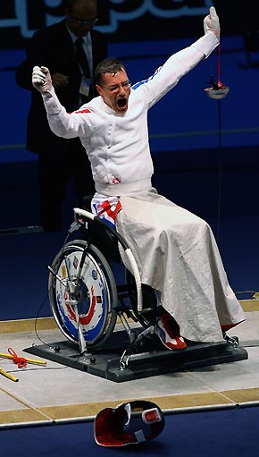 France's Robert Citerne (L) competes with China's Zhang Chong in their men's fencing individual epee final at the World Fencing Championship in Turin October 2, 2006. 
