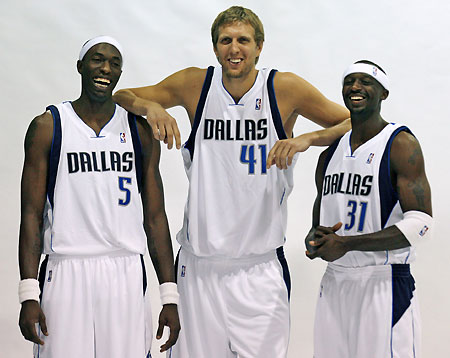 Dallas Mavericks forward Josh Howard (L), forward Dirk Nowitzki (C) and guard Jason Terry pose for the media at the NBA Dallas Mavericks Media Day in Dallas, Texas October 2, 2006. 