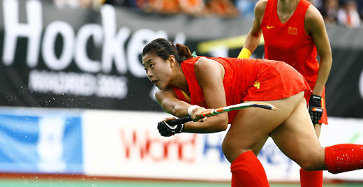 China suffered their fouth consecutive loss, beaten 6-1 by Neatherland at Women's World Cup field hockey match in Madrid October 3, 2006. [Xinhua]