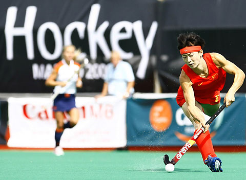 China suffered their fouth consecutive loss, beaten 6-1 by Neatherland at Women's World Cup field hockey match in Madrid October 3, 2006. [Xinhua]