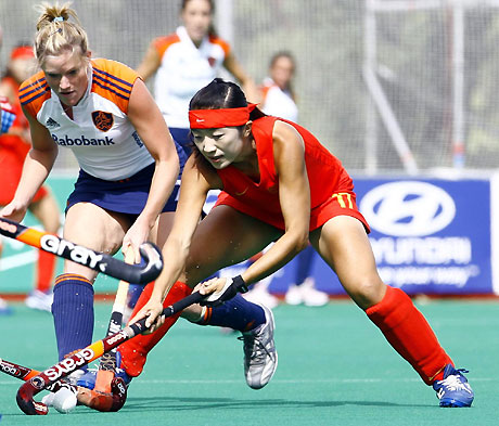 China suffered their fouth consecutive loss, beaten 6-1 by Neatherland at Women's World Cup field hockey match in Madrid October 3, 2006. [Xinhua]