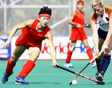 China suffered their fouth consecutive loss, beaten 6-1 by Neatherland at Women's World Cup field hockey match in Madrid October 3, 2006. [Xinhua]