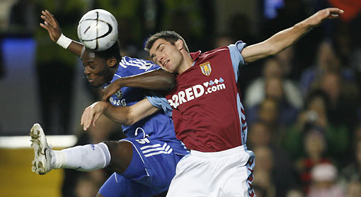Chelsea's Michael Essien (L) is challenged by Aston Villa's Aaron Hughes during their English Carling Cup fourth round soccer match at Stamford Bridge, London, November 8, 2006. 