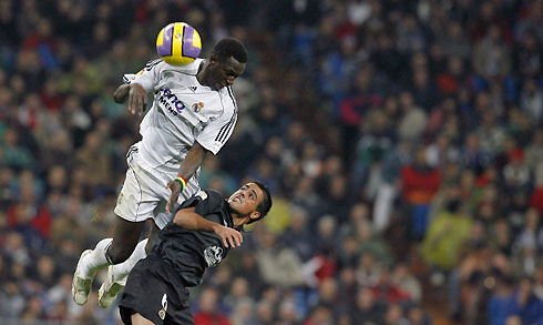 Real Madrid's Mahamadou Diarra (top) and Racing Santander's Victor Anino fight for the ball during their Spanish First Division soccer match at the Santiago Bernabeu stadium in Madrid November 18, 2006. 