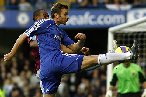 Chelsea's Andriy Shevchenko (R) fights for the ball with West Ham United's Danny Gabbidon during their English Premier League soccer match at Stamford Bridge in London November 18, 2006. 