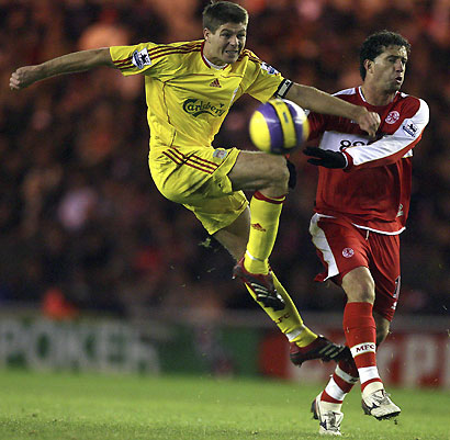 Middlesbrough's Fabio Rochemback (R) challenges Liverpool's Steven Gerrard for the ball during their English Premier League soccer match at the Riverside, Middlesbrough in northern England, November 18, 2006. 