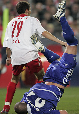 Energie Cottbus' Sergiu Radu (L) challenges Schalke 04's Christian Pander during their German Bundesliga soccer match in Cottbus, November 18, 2006. 
