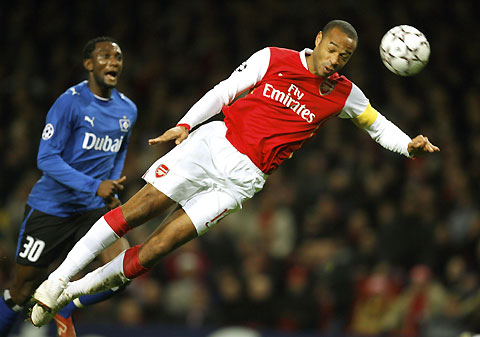 Arsenal's Thierry Henry (R) fails to connect with his head as Hamburg's Collin Banjamin looks on during their Champions League Group G soccer match at the Emirates Stadium in London November 21, 2006. 