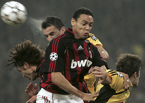 AEK Athens defender Traianos Dellas (behind L) makes a header next to Ricardo Oliveira (front) and Paolo Maldini (L) of AC Milan during their Champions League Group H soccer match at the Olympic stadium in Athens November 21, 2006. 