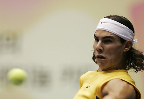 Spain's Rafael Nadal returns a shot to Switzerland's Roger Federer during an exhibition tennis match in Seoul November 21, 2006.