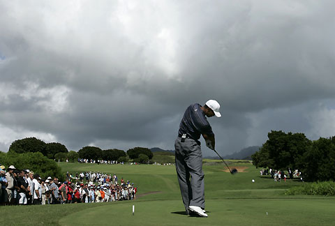 Golfer Tiger Woods of the U.S. hits his tee shot at the second hole during the final round of the PGA Grand Slam of Golf in Poipu, Hawaii November 22, 2006. 