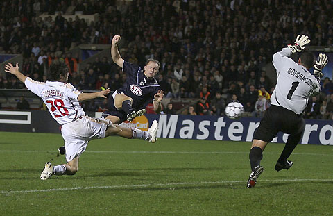 Girondins Bordeaux's Lilian Laslandes scores a goal past Galatasaray's Tolga Seyhan (L) and Faryd Mondragon (R) during their Champions League Group C soccer match in Bordeaux November 22, 2006.