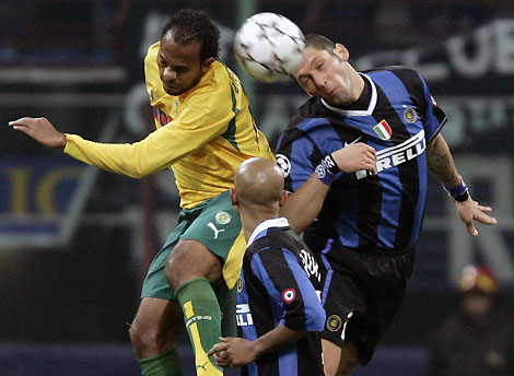 Inter Milan's Marco Materazzi (R) fights for the ball with Sporting Lisbon's Alecsandro during their Champions League Group B soccer match at the San Siro stadium in Milan November 22, 2006.