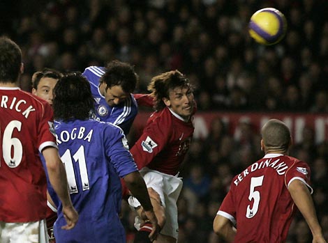Chelsea's Ricardo Carvalho (3rd R) scores against Manchester United during their English Premier League soccer match in Manchester, northern England, November 26, 2006.