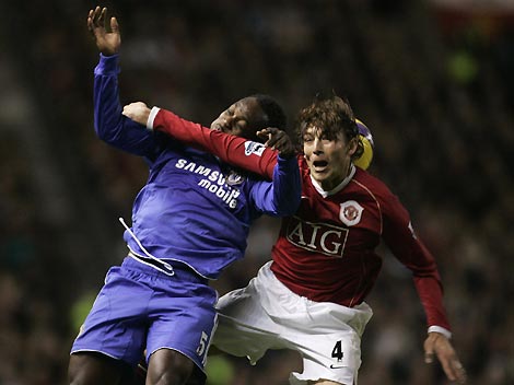 Chelsea's Ricardo Carvalho (3rd R) scores against Manchester United during their English Premier League soccer match in Manchester, northern England, November 26, 2006.