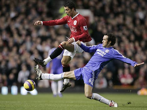 Chelsea's Ricardo Carvalho (R) challenges Manchester United's Christiano Ronaldo for the ball during their English Premier League soccer match in Manchester, northern England November 26, 2006. 