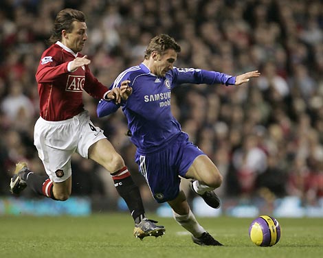 Chelsea's Andriy Shevchenko (R) is challenged by Manchester United's Gabriel Heinze (L) for the ball during their English Premier League soccer match in Manchester, northern England, November 26, 2006.