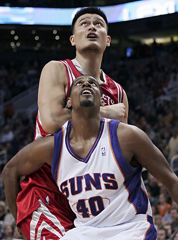 Phoenix Suns (from L) Amare Stoudemire, Steve Nash and Shawn Marion high five after Houston Rockets' Yao Ming of China commits a foul during second quarter NBA action in Phoenix, Arizona, November 29, 2006.