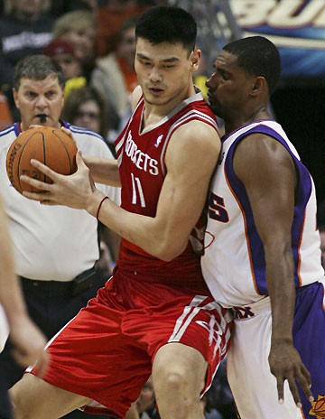 Houston Rockets' Yao Ming (L) is guarded by Phoenix Suns' Kurt Thomas during fourth quarter NBA action in Phoenix, Arizona, November 29, 2006. 