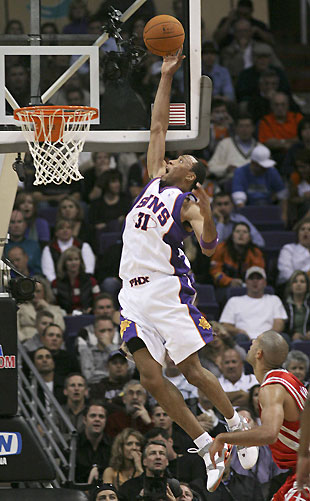 Phoenix Suns' Shawn Marion misses on a dunk attempt against the Houston Rockets during first quarter NBA action in Phoenix, Arizona, November 29, 2006. 