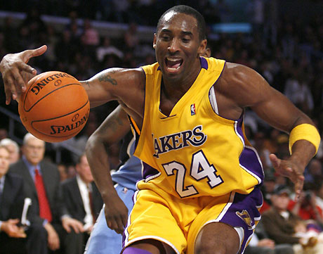 Los Angeles Lakers' Kobe Bryant grabs a loose ball during their NBA game against the Utah Jazz in Los Angeles November 30, 2006. 