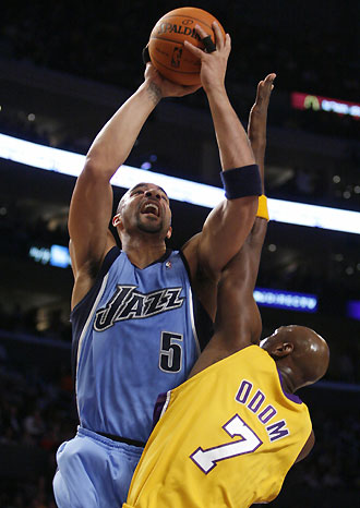 Utah Jazz's Carlos Boozer (L) shoots over Los Angeles Lakers' Lamar Odom during the first half of their NBA game in Los Angeles November 30, 2006.