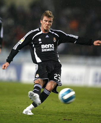 Beckham  Free Kick on Real Madrid S David Beckham Takes A Free Kick To Score Against Real