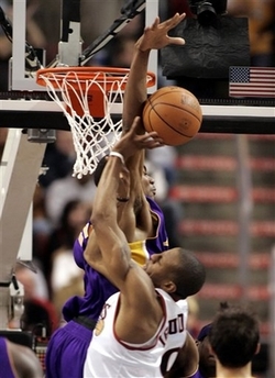 Philadelphia 76ers forward Andre Iguodala runs into Los Angeles Lakers center Andrew Bynum, who blocks his shot during the second quarter of an NBA basketball game Friday, March 9, 2007, in Philadelphia. (AP 