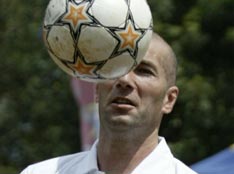 watches the Vietnam team's training 