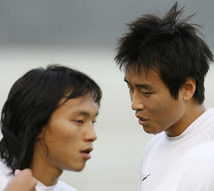 South Korea's striker Lee Dong-gook (R) and defender Kim Chi-woo attend training in preparation for their 2007 AFC Asian Cup Group D soccer match against Indonesia, in Jakarta July 17, 2007. 