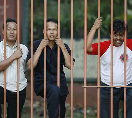 Indonesians look at South Korean players train in preparation for the latter's 2007 AFC Asian Cup Group D soccer match against Indonesia, in Jakarta July 17, 2007. 
