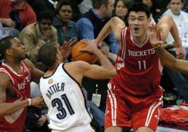 Yao Ming scores 15 in return to Rockets