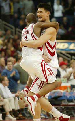 Yao rules: Rockets 101-98 Mavericks