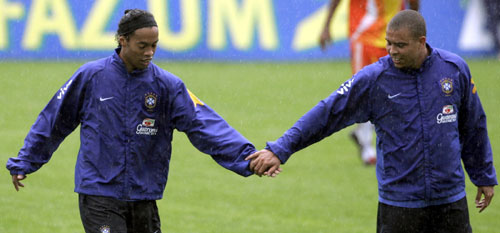Ronaldinho greets Ronaldo after he scored during practice in Switzerland 