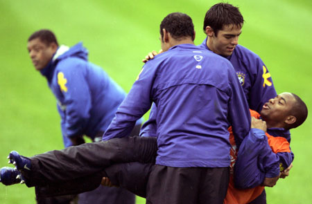 Kaka and Emerson joke with Robinho<br>