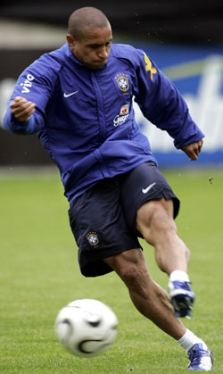 After Shevchenko, Mourinho turns to Roberto Carlos