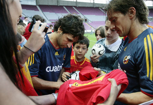 Spanish players enjoy training