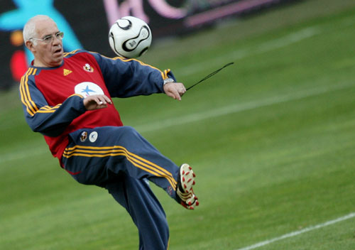 Spanish players enjoy training