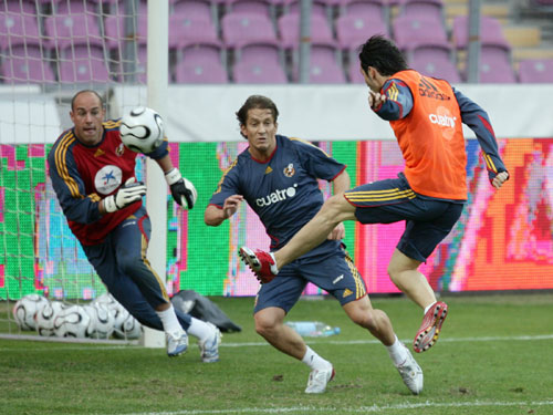 Spanish players enjoy training