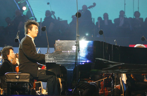 China's music prodigy plays for World Cup