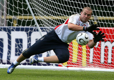 Robinson gives thumbs down to World Cup ball