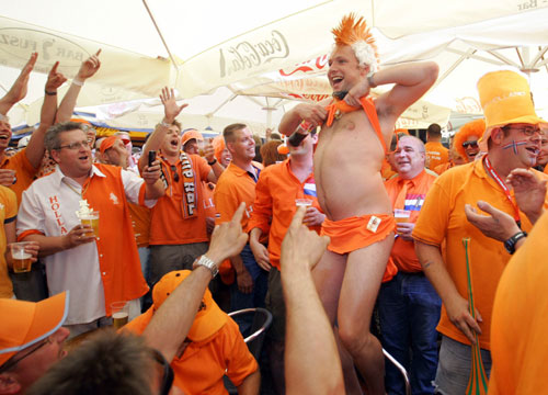 Dutch fans celebrate victory 1-0 against Serbia and Montenegro